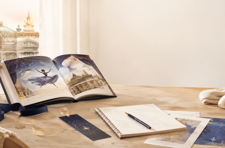 Livre ouvert, carnet et documents de test sur une table claire, pour expliquer comment participer à La Variation des Étoiles.